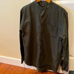 UNIQLO long sleeve, round collar casual shirt. Button down shirt. Green.